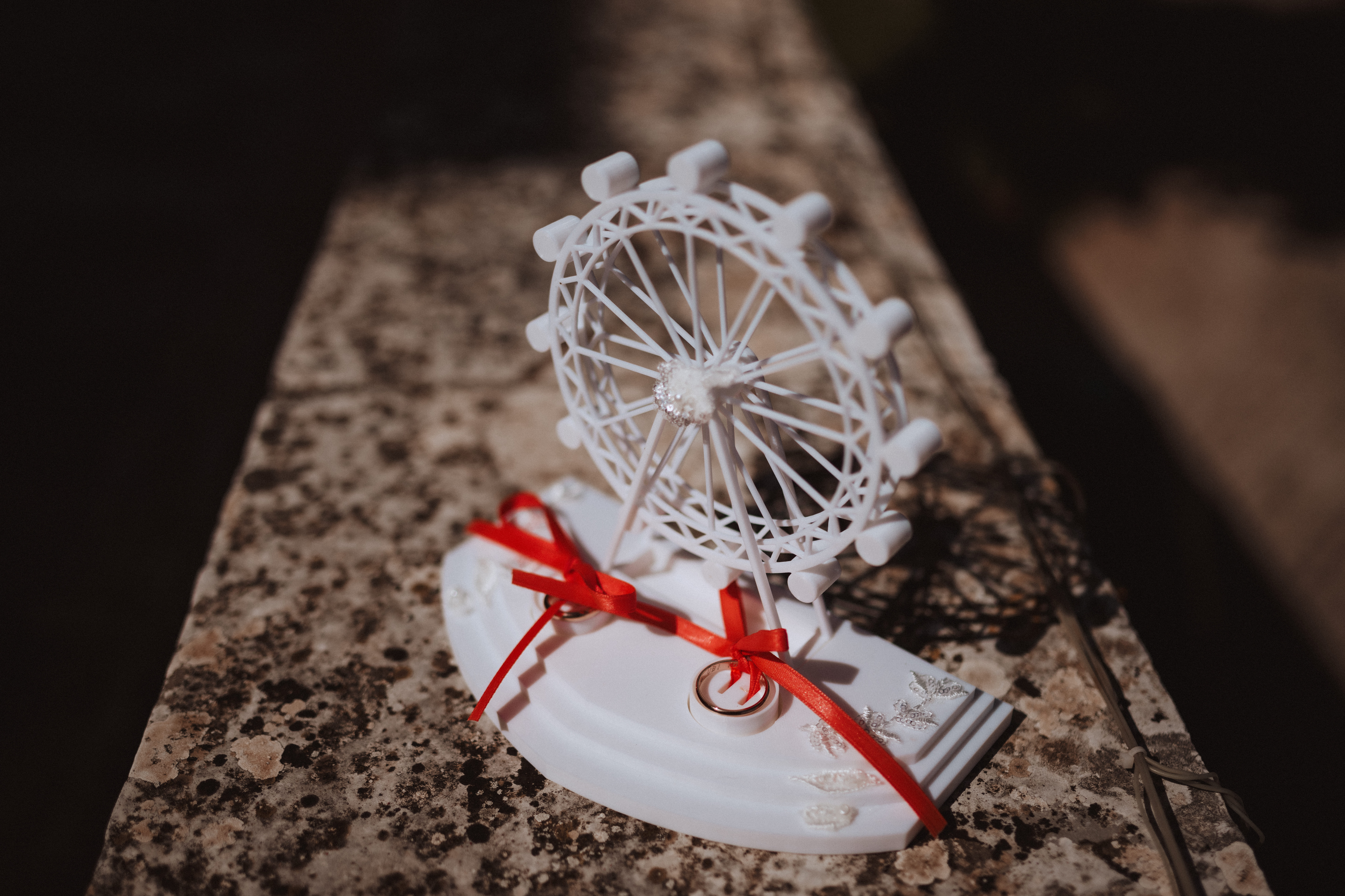 Portafedi a forma di ruota panoramica in stampa 3D bianca per matrimonio